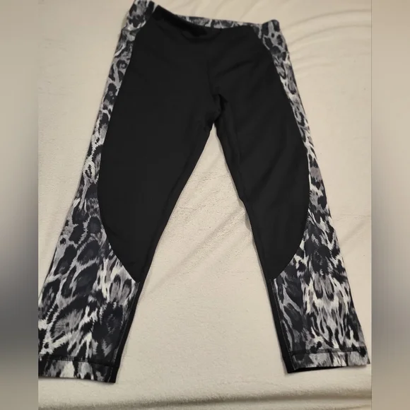 Workout Clothing Lot Size Medium - Picture 8 of 11